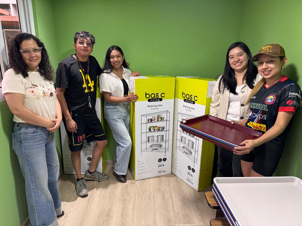 Donación de Estanterías para laboratorios